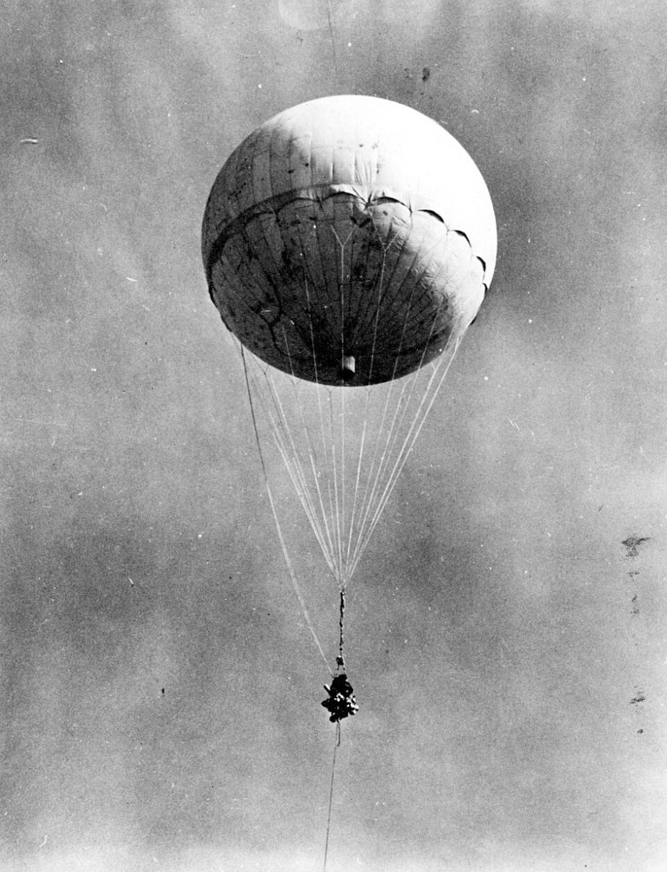 Un dispositif attaché par une ficelle à un grand ballon sphérique.