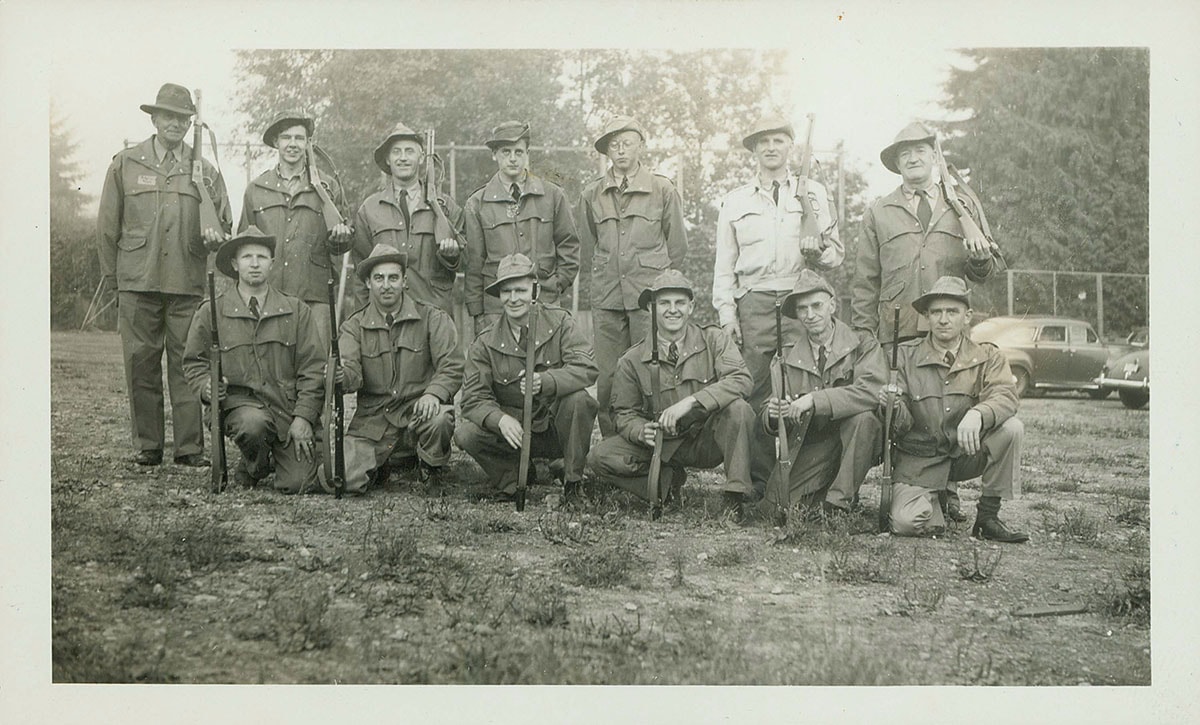 Un groupe d'hommes en uniforme posant pour une photo.
