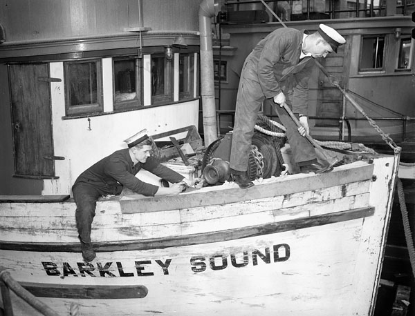 Deux marins en train de réparer un bateau. Le bateau s'appelle «&nbsp;Barkley Sound&nbsp;»