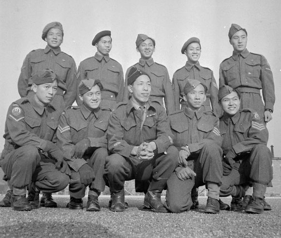 Un groupe de soldats canadiens d'origine chinoise posant pour une photo.