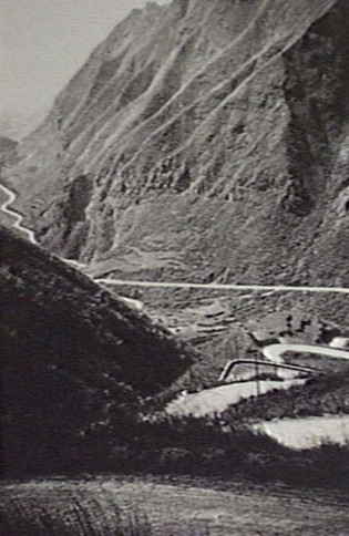 Une route sinueuse qui grimpe dans la montagne.