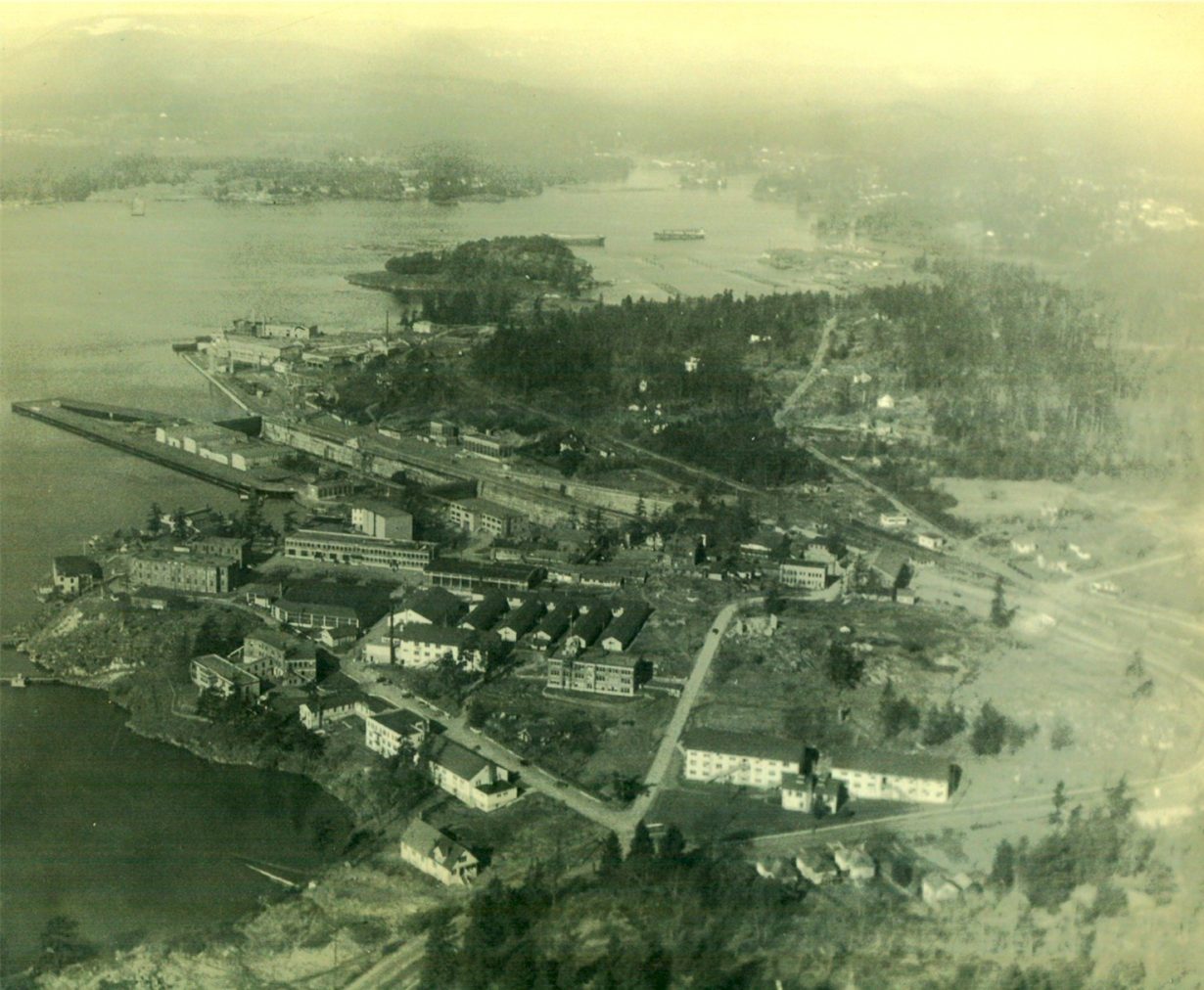 une vue aérienne d'une base militaire située près d'un plan d'eau.