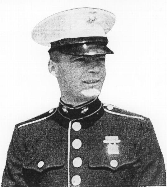 Un homme en uniforme militaire.