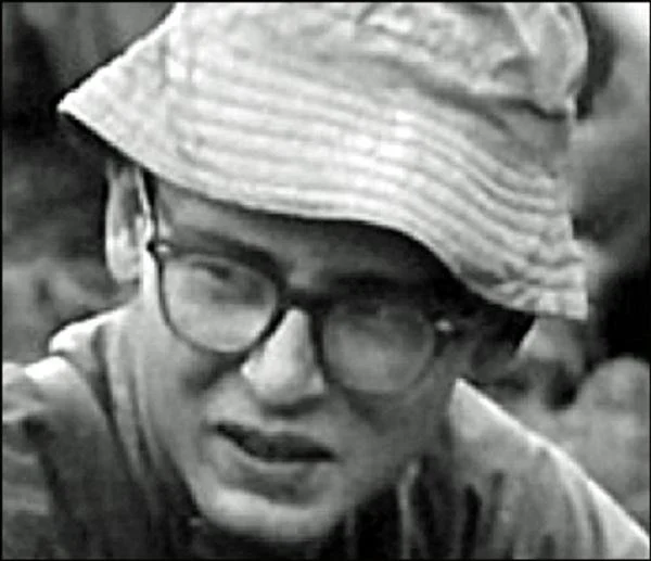 Un homme portant un chapeau et des lunettes