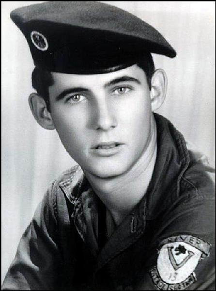 Un homme en uniforme militaire.