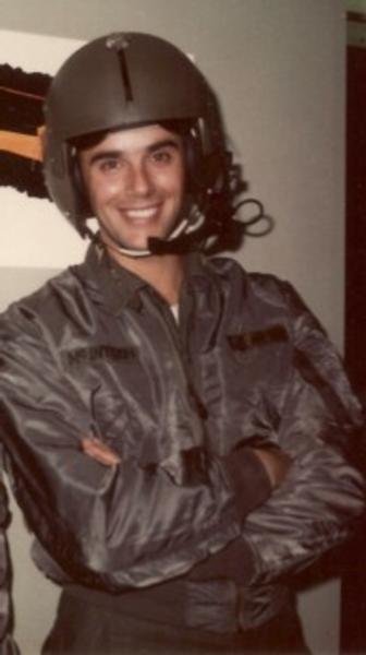 Un homme en uniforme militaire et portant un casque.