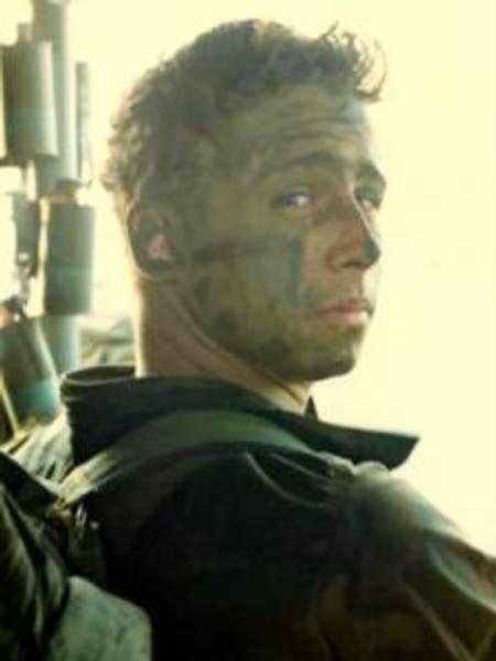 Un homme en uniforme, le visage peint