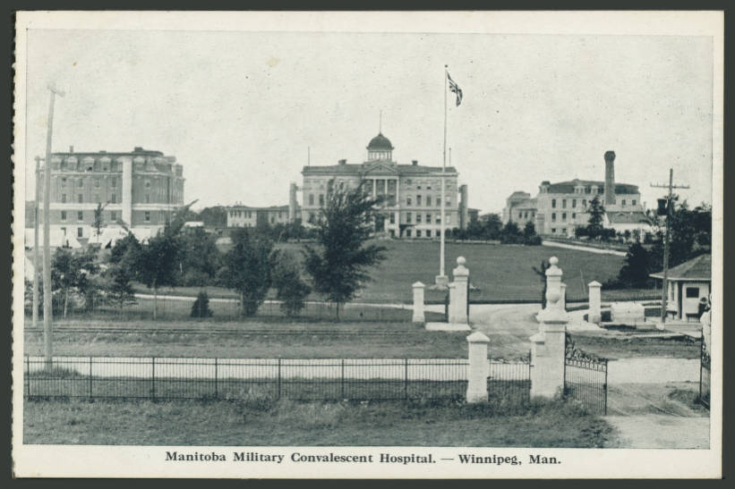 Une carte postale représentant un grand bâtiment en pierre avec un champ. À l'extérieur du bâtiment, on aperçoit un drapeau britannique. Au bas de la carte postale, on peut lire : « Hôpital militaire de convalescence du Manitoba – Winnipeg, Man. »