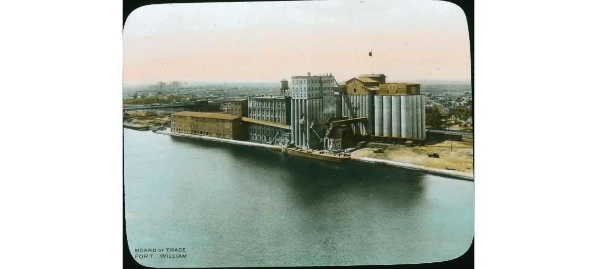 un moulin à farine au bord de l'eau