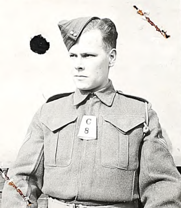Photo d'un homme en uniforme regardant sur le côté. L'inscription «&nbsp;C 8&nbsp;» figure sur le devant de son uniforme.